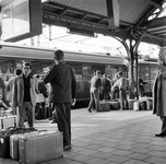 849068 Afbeelding van de aankomst van een groep Italiaanse mannen (gastarbeiders?) met een D-trein op het perron van ...